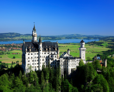 Schloss Neuschwanstein vor der Allgäuer Berglandschaft
