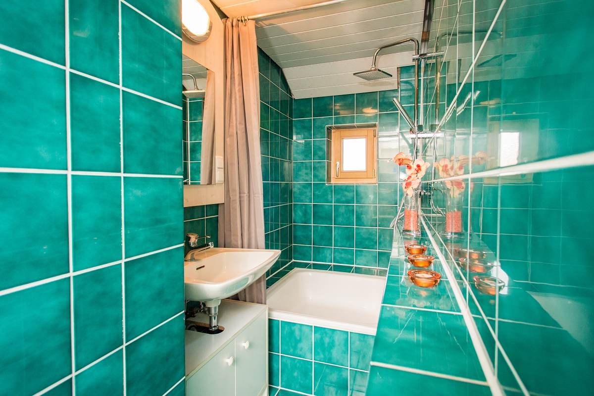 Badezimmer mit grünen Fliesen